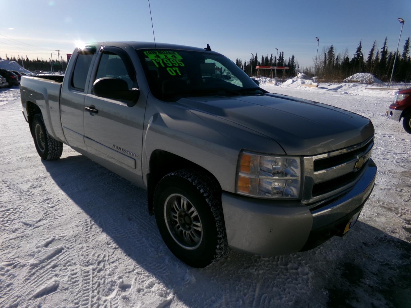 2007 Silver Chevrolet Silverado 1500 LT1 Ext. Cab 4WD (2GCEK19CX71) with an 4.8L V8 OHV 16V engine, 4-Speed Automatic Overdrive transmission, located at 2630 Philips Field Rd., Fairbanks, AK, 99709, (907) 458-0593, 64.848068, -147.780609 - Photo#0